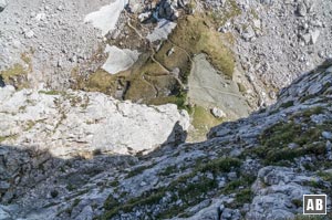 Tiefblick vom Einstieg in die obere Rinne auf den Gabelschrofensattel