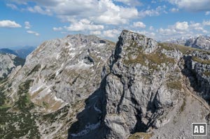 Blick vom Gipfel des Gabelschrofen auf die Krähe (rechts) und die Hochplatte (links)