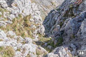 Tiefblick vom Gipfel in die obere Rinne