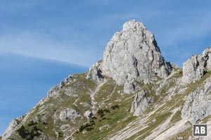 Abstieg nach Westen vom Gabelschrofensattel: Rückblick auf den Gabelschrofen