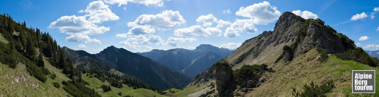 Panorama vom Weitalpjoch mit Weitalpspitze, Ammergauer Kreuzspitze und Scheinbergspitze (von rechts nach links)