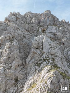 Die Gipfelflanke des Gabelschrofen mit den beiden Rinnen