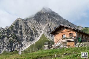 Hütte an der Oberen Roßalpe vor dem Gaishorn