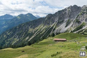 Rechts der Almhütte bergan zu einem...