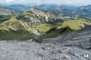 Tiefblick in die Nordflanke. Das Gelände ist steiler als es das Bild vermitteln mag