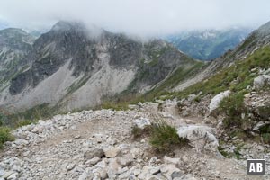 Vom Gipfel hinab in die augenscheinliche Linie durch die Südflanke