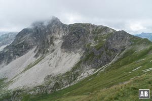 Blick auf den Nachbarn, das Rauhhorn, der sich heute nicht zeigen möchte. Rechts im Hang sind bereits die Kehren der Vordere Schafwanne zu erkennen.