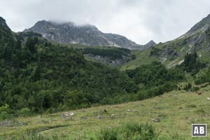 Rückblick: Links das versteckte Rauhhorn, rechts der Einschnitt der Vorderen Schafwanne