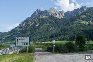 Vom Parkplatz überqueren wir den Warpsbach...