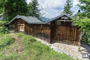 Die Wanderung führt vorbei an der Bergzigeuner-Bude - unmittelbar dahinter eine Wegkreuzung an der wir uns rechts halten