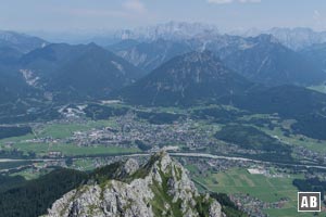 Aussicht vom Gipfel der Gehrenspitze auf Reutte - mit der Zugspitze im Hintergrund