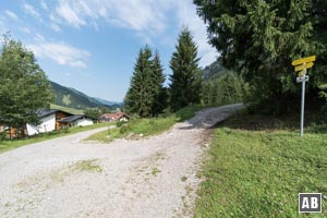 Die Route schwenkt oberhalb der ersten Häusern nach rechts in Richtung Wald