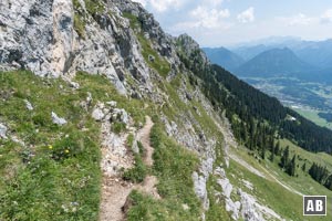 Auf sehr schmalen Pfad, sehr luftig durch die steile Südostflanke der Gehrenspitze queren