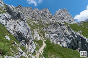 Durch die Grasschrofen windet sich die Linie stetig ansteigend in Richtung Gipfel