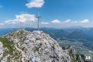 Auf dem Westgrat ausgesetzt zum Vorgipfel und in wenigen Schritten zum kreuzverzierten Hauptgipfel