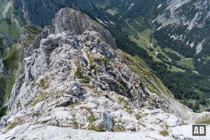 Rückblick vom Westgrat auf den Aufstiegsweg (rechts im Bild)