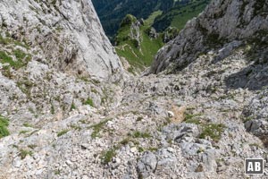 Rückblick aus der Mitte der Rinne. Unten ist der Anstiegspfad zu erkennen.