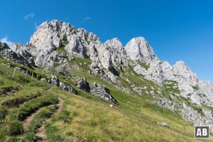 Vom Gehrenjoch den deutlichen Trittspuren hoch zum Beginn der Felsen folgen