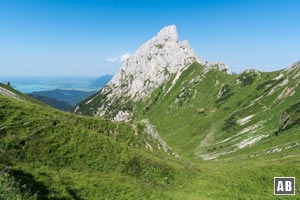 Vom Sabachjoch steigen wir hinab in die grüne Mulde und auf der anderen Seite hinauf zum Gehrenjoch