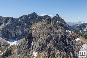 Blick vom Gipfel auf die Krähe und den steilen Felszahn des Gabelschrofen