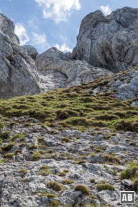 Bergtour Geiselstein: Blick aus der Querung auf die markante Felsrippe (Bildmitte) über die der Gipfelanstieg erfolgt