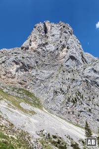 Die gewaltige Südwand des Geiselstein gesehen vom Abstieg Richtung Kenzensattel