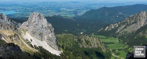 Geiselstein mit Geiselsteinsattel (Scharte links) und dem Wankerfleck (grüne Ebene rechts) 
gesehen von der Ammergauer Hochplatte