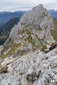 Nach den ersten Klettermetern in der Ostflanke... Blick auf die Köllenspitze