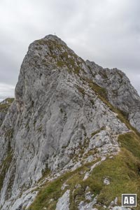 Blick vom Ostgrat auf den Gipfelaufbau der von dieser Seite direkt erklettert wird