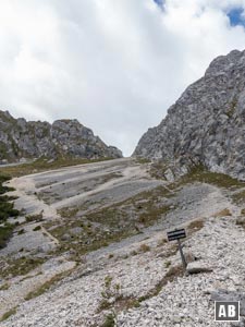 Im Gimpelkar folgen wir nicht dem Weg zur Judenscharte/Roten Flüh sondern steigen über Geröllspuren zum Felsaufbau des Gimpel