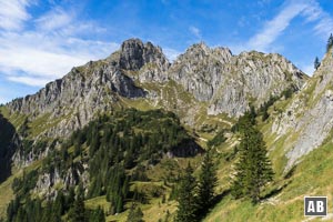 Nach der Brunnenkopfhütte präsentiert sich die Große Klammspitze in voller Pracht