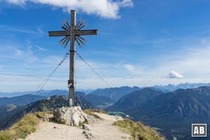 Das Gipfelkreuz der Großen Klammspitze mit dem Graswangtal im Hintergrund