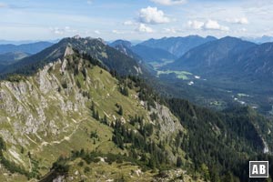 Blick vom Gipfel auf die Aufstiegsroute und ins Graswangtal