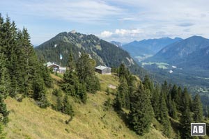 Die Brunnenkopfhütte mit Hennenkopf und Graswangtal