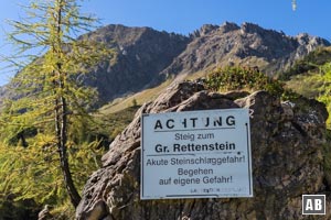 Steinschlag ist in der steilen Gipfelflanke ein großes Thema