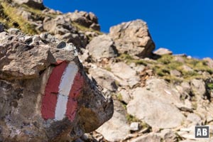 Farbige Markierungen weisen uns den Weg zum Gipfel