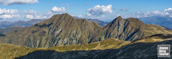 Aussicht aus der Gipfelflanke auf den Kleinen Rettenstein