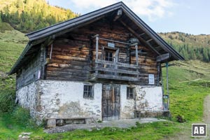 Durch die Gebäude der Schöntalalm das Sträßchen in Richtung Süden nachlaufen