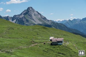 Rückblick auf die Widdersteinhütte. Im Hintergrund der Biberkopf