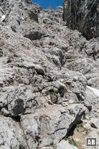 Gipfelaufstieg Phase 2: Klettern im I. Grad. Bildmitte oben einige Bergsteiger im Abstieg.