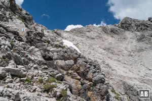 Gipfelaufstieg Phase 3: Extremes Gehgelände. Rechts oben der Gipfel.