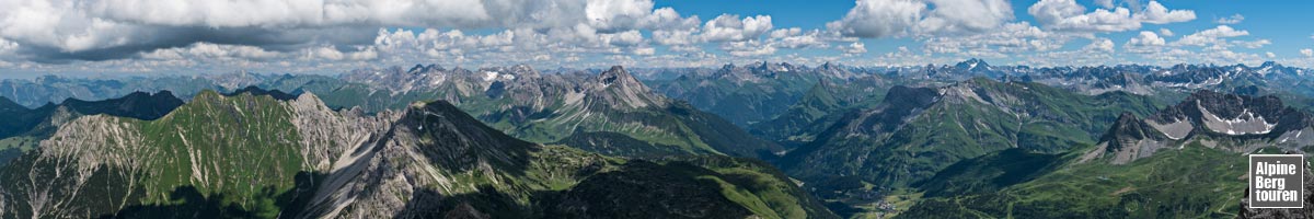 Nur ein Teil der schier endlosen Aussicht vom Gipfel des Großen Widderstein
