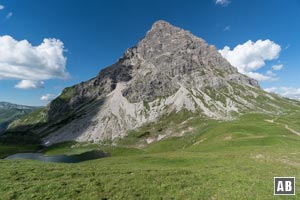 Der Große Widderstein mit dem Hochalpsee