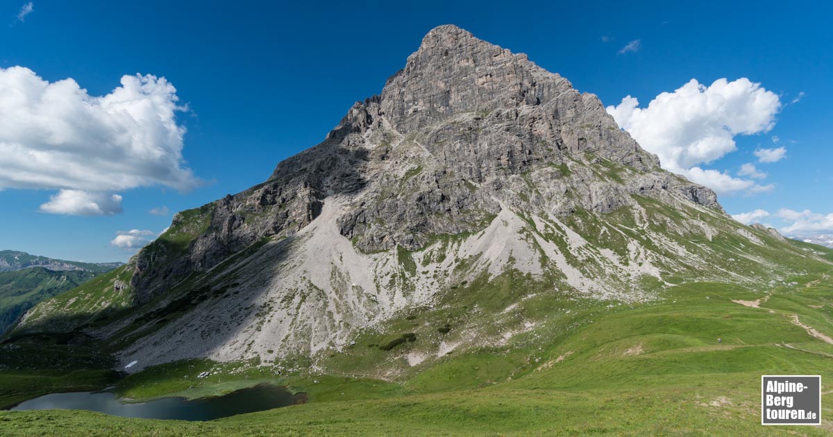 Der Großen Widderstein mit dem Hochalpsee gesehen vom Hochalppass