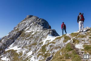 Weiter oder umkehren? Blick auf den schmalen Gipfelfelsen des Guffert.