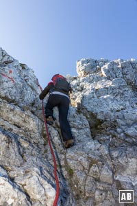 Die mit einem Seil gesichert Felsstufen wenig unterhalb des Guffert-Gipfels