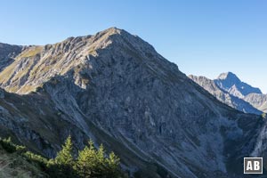 Die Walser Hammerspitze. Von links kommen in der Licht-Schatten-Grenze der Nordostgrat.