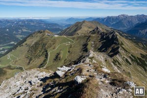 Rückblick vom Gipfel der Walser Hammerspitze auf den Nordostgrat und den Ausgangspunkt (links)