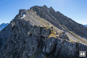 Während auf der Südwestflanke der Hochgehrenspitze sanfte Wiesenhänge dominieren bricht die Nordostseite mit senkrechten Wänden ab