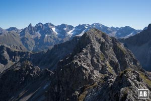 Im Vordergrund die Oberstdorfer Hammerspitze, dahinter der Allgäuer Hauptkamm